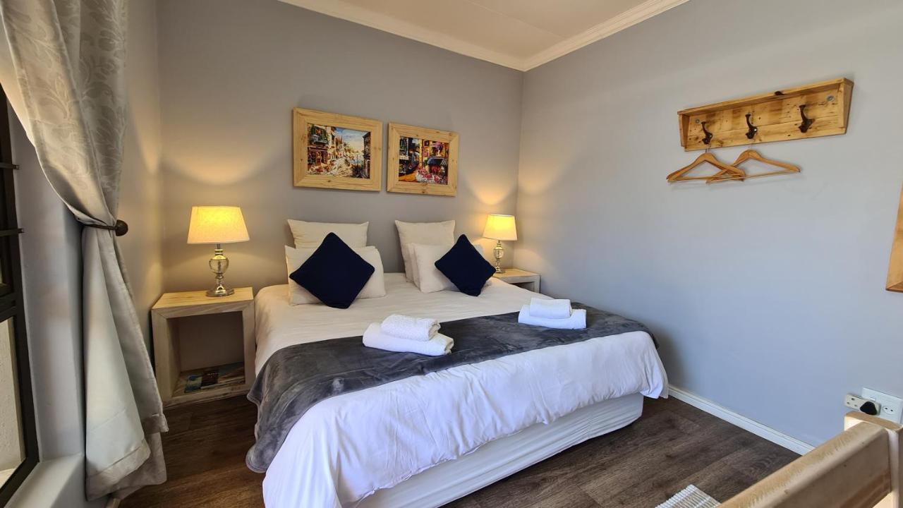 Tiende Laan Bed & Breakfast And Self-Catering Walvis Bay Esterno foto