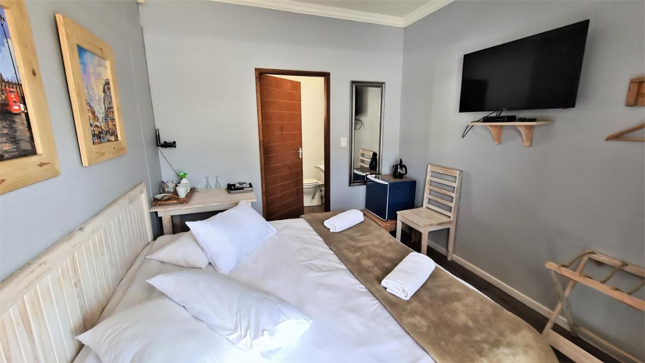 Tiende Laan Bed & Breakfast And Self-Catering Walvis Bay Esterno foto