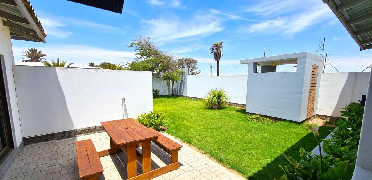 Tiende Laan Bed & Breakfast And Self-Catering Walvis Bay Esterno foto
