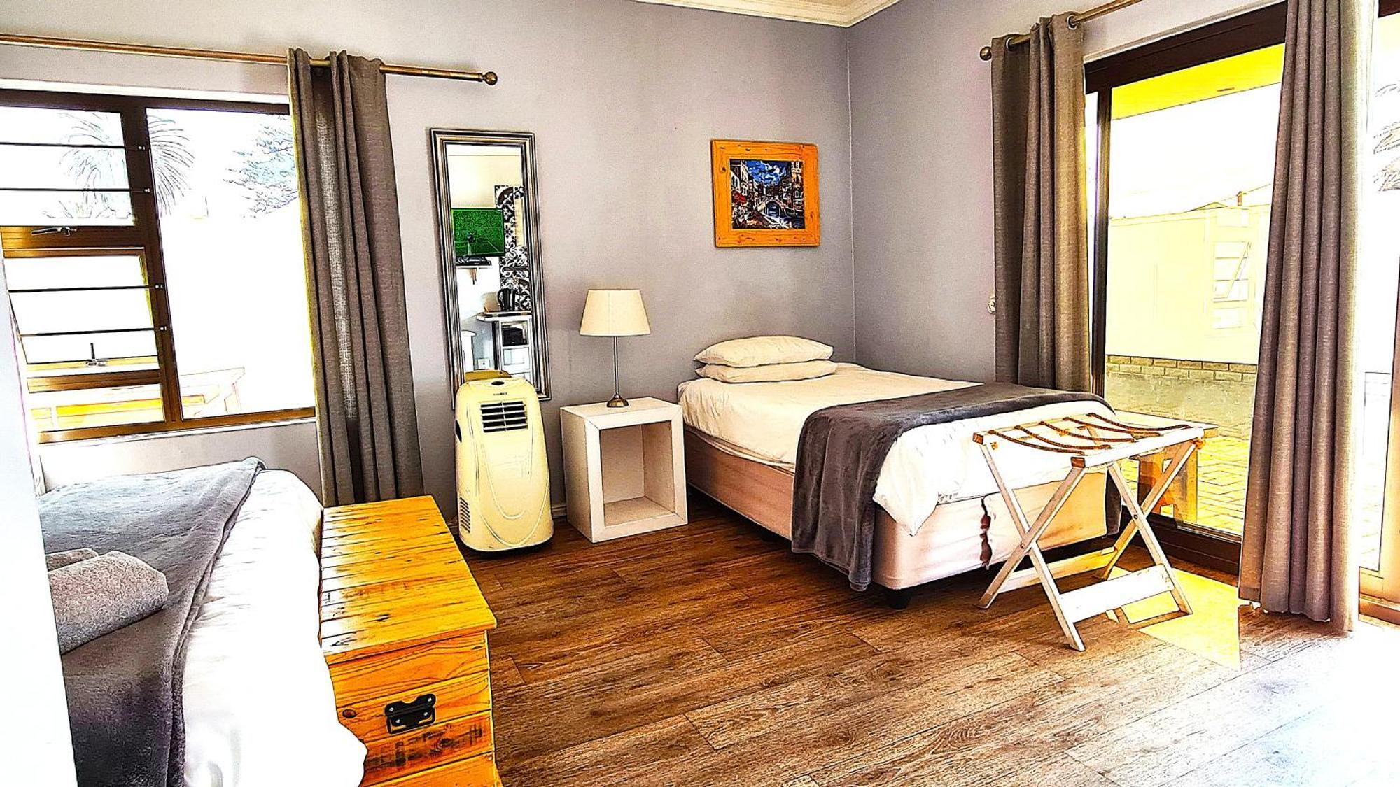 Tiende Laan Bed & Breakfast And Self-Catering Walvis Bay Esterno foto