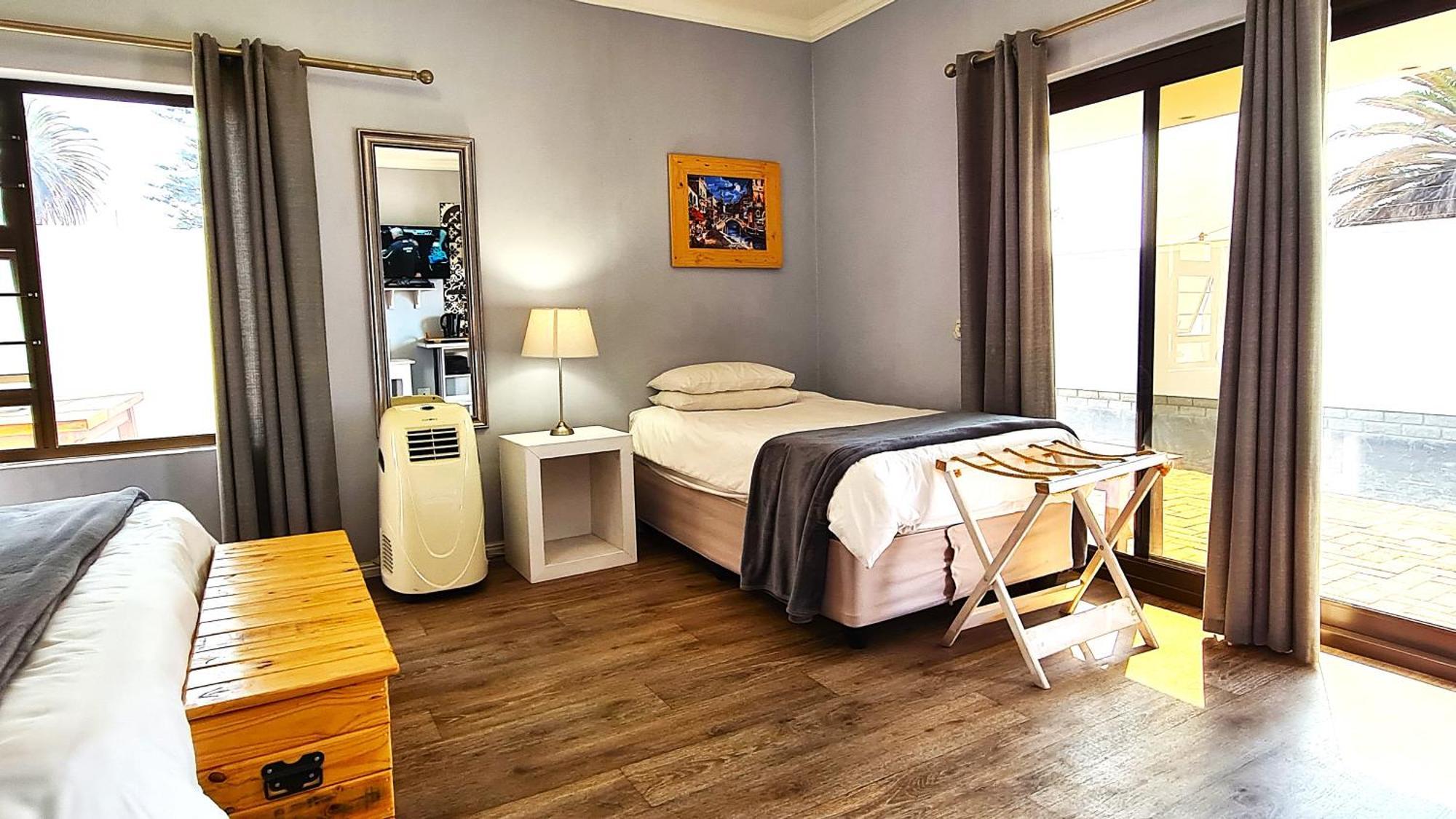 Tiende Laan Bed & Breakfast And Self-Catering Walvis Bay Esterno foto
