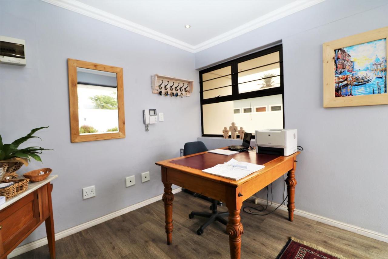 Tiende Laan Bed & Breakfast And Self-Catering Walvis Bay Esterno foto