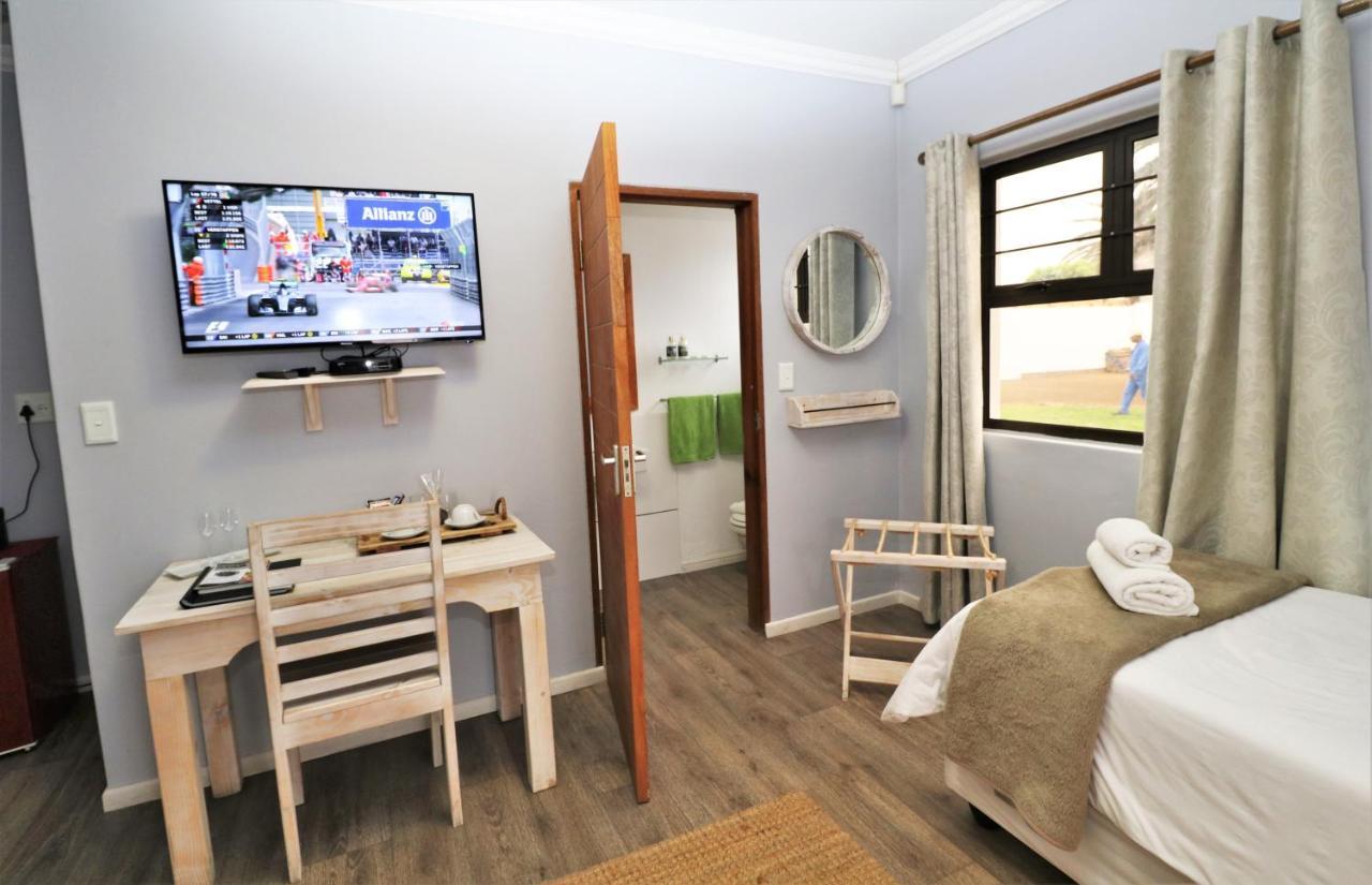 Tiende Laan Bed & Breakfast And Self-Catering Walvis Bay Esterno foto