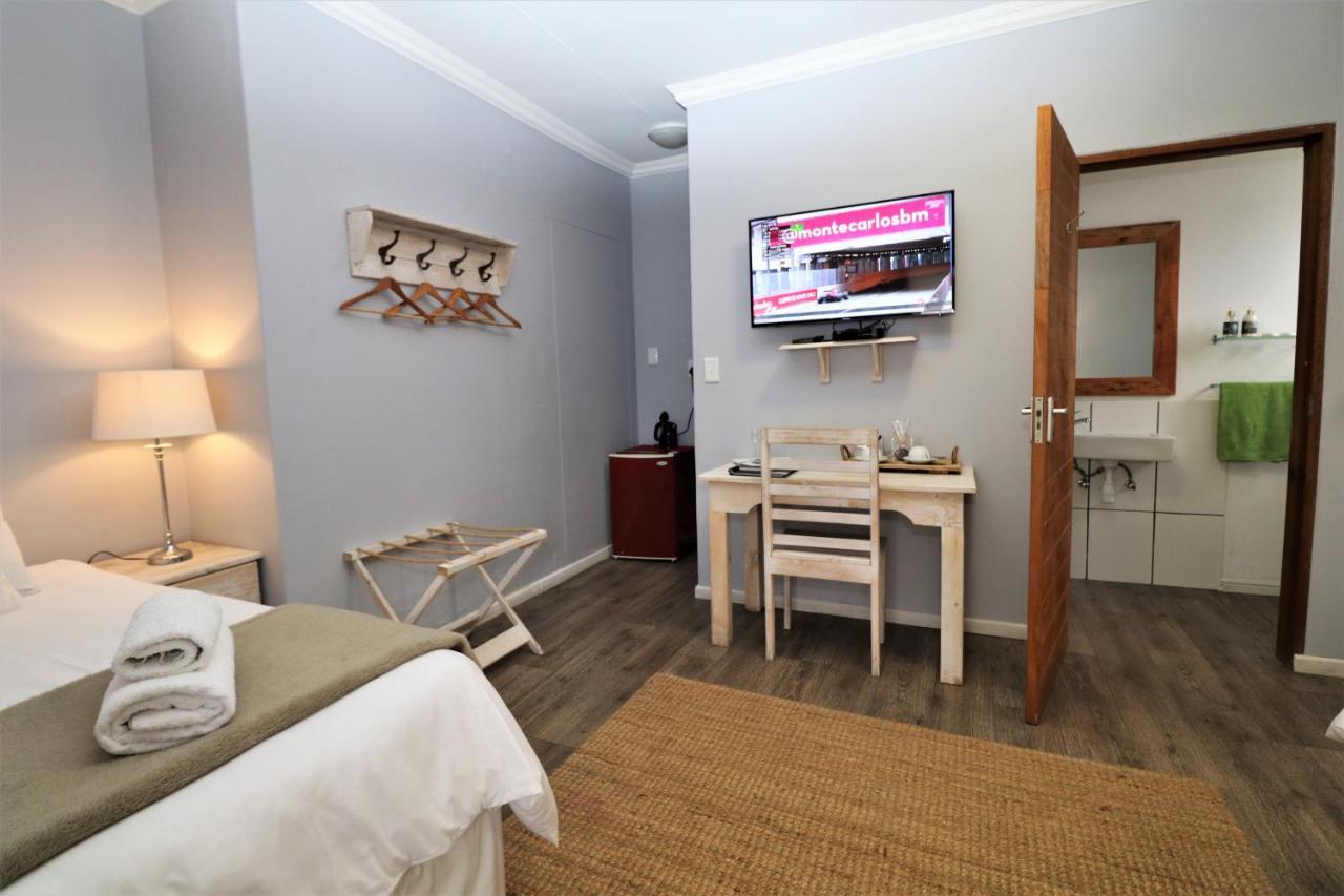 Tiende Laan Bed & Breakfast And Self-Catering Walvis Bay Esterno foto